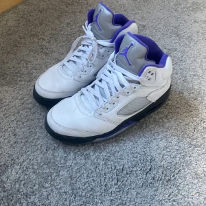 Jordan 5 - Vita j5 or köpt på footlocker använda 3 gånger kan gå ner vid snabbt köp 