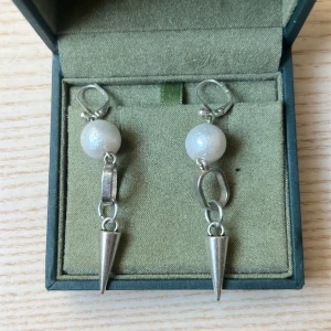 Örhängen  - Säljer dessa likande Maria Nilsdotter örhängena💗 