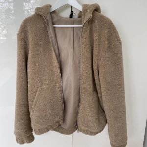 Mysig teddyjacka 🧸  - Teddyfleece från H&M. Använd ca 3 gånger men i toppskick. Varm, gosig och väldigt mjukt tyg. Lite oversized. 