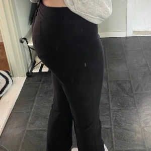 ”Kostym byxor” från h&m - Inte jätte bootcut på mig men beror på vem som har på sig dom. Storlek 36 men kan passa på 38. Jag är 166/167. Dom har börjat tråda sig lite i rumpan som man ser på sista bilden. Riktiga knappar. Pris kan diskuteras inte jätte viktigt för mig. ☺️