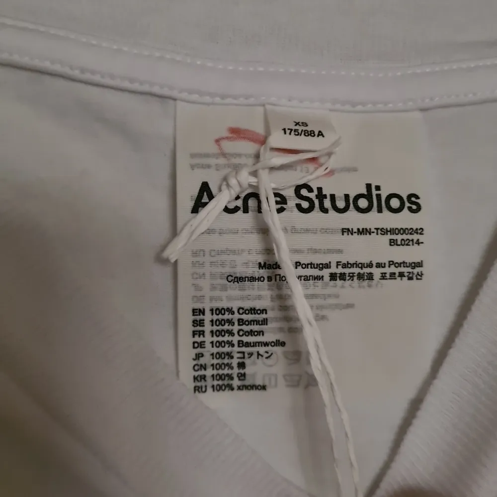Acne Studios tshirt in white, with pocket and pink Acne label. New condition but bought at sample sale, red mark in label made before purchase. Oversized fit. Selling because of moving and having too many unworn tshirts. Amazing quality . T-shirts.