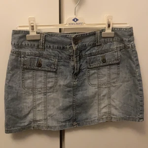 Jeanskjol - Jättesnygg jeanskjol, säljer då den tyvärr är för stor för mig