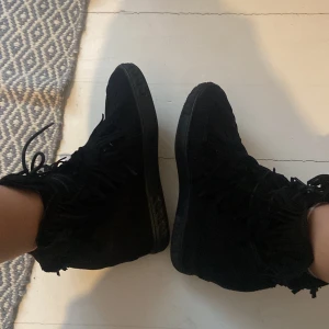 Super söta frans skor med klack - Säljer dehär jätte fina frans skorna med klack i som isabel marant skor har. De är i fint skick. De är väldigt tunna så perfekt till sommaren. Pris kan diskuteras vid snabb affär😍😍