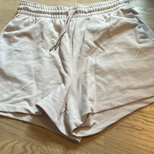 Shorts - Säljer i bra skick. Har använt runt 5 gånger. 