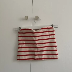 Randig topp - Fin topp från Zara, som är vit med röda ränder, använd ett fåtal gånger, därav fint skick! Skulle säga att den är lite liten i storleken 