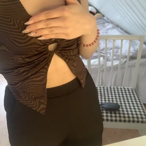 Topp - Säljer denna toppen då den inte kommer till användning. Aldrig använd.  Köparen står för frakten