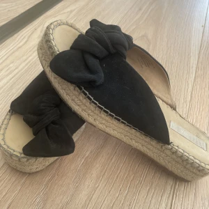 Flätade sandaler - Säljer dessa flätade sandaler i fint skick. En 38a men passar mig som har 37. 