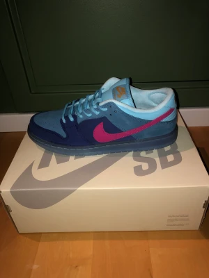 Nike sb dunk run the jewels - Hej! Säljer mina helt nya Nike sb dunk run the jewels. Kvitto och box kommer med och dom är köpta ifrån streetlab. Priset kan diskuteras. 