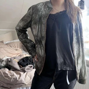 Silver bomberjacka - Wowww världens coolaste bomberjacka