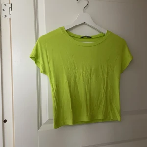 Neonfärgad t-shirt  - Fin tröja med en lysande färg. Väldigt mjuk och bekväm