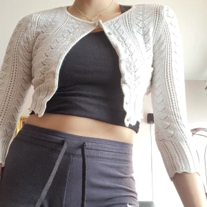 Y2K stickad vit blus - Inköpt mellan år 2000-2010. Stickad vit topp med knappar där fram (kan knäppas hela vägen). Fina detaljer som vågiga muddar 💕. Passar S och XS. Nyskick. Svarar på alla frågor.