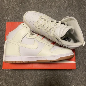 Nike Dunk High ”Sail Gum” - Nike Dunk High ”Sail Gum” Storlek: 43 Skick: 9.5/10 (använda 2 gånger) Pris: 999