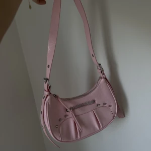 Rosa axelremsväska - Babyrosa axelremsväska, köpt från Monki. Aldrig använt.