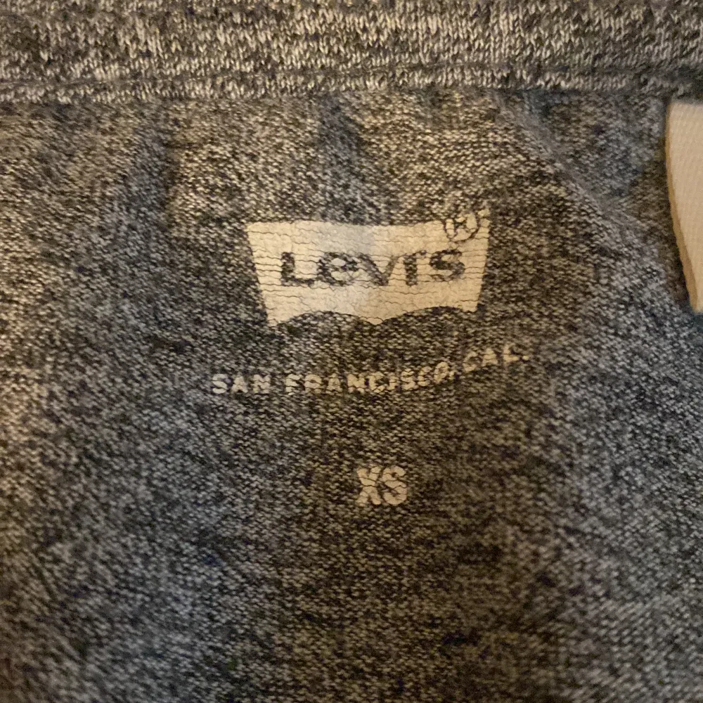 Två fina Levis t-shirts, jag säljer dessa för jag inte använder dom. Fast de är fortfarande fina och kan gå till användning. Jag säljer båda för 30kr. T-shirts.