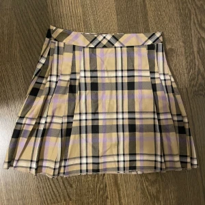 Kjol - Har använt kjolen en gång, skönt material och den har även en dragkedja. Köpt på asos