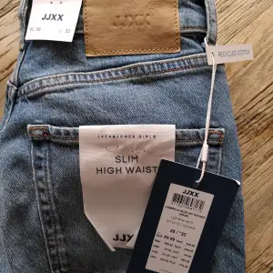 Ett par JJXX jeans, slim oh high waiste, storlek 28/32. De är lite små, jag brukar ha 28 eller 29 och kan inte stänga dem. Pasar nog bra till nogån som är 26 eller 27. Aldrig använt.