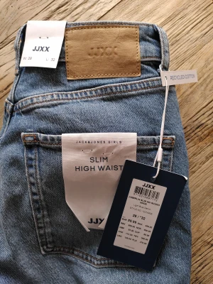 JJXX jeans - Ett par JJXX jeans, slim oh high waiste, storlek 28/32. De är lite små, jag brukar ha 28 eller 29 och kan inte stänga dem. Pasar nog bra till nogån som är 26 eller 27. Aldrig använt.