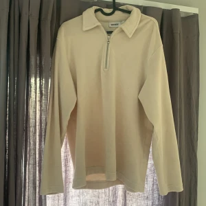 Frotté tröja - Hej, Säljer en frotté tröja som nästan är oanvänd. Den kostar 450kr ny. Skriv för fler funderingar.