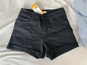 Svarta Shorts  - Säljer dessa shorts🌸aldrig andvända🌸 prislapp kvar 