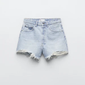 Jeans shorts - Ett par ljusblåa jeans shorts från zara. Aldrig använda då de är för små. Storlek 34. Kan tyvärr inte skicka bild hur som ser ut på eftersom jag inte får på mig dom men de ser exakt ut som på bilden ❤️