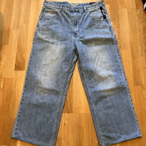 Dngrs jeans  - Litet hål längst ner på vänster ben annars ok skick dom är 34/30 men sitter mer som 32/30