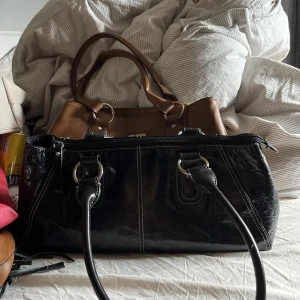 Väska - Svart väska. Den är lite mindre men är relativt rymlig. 