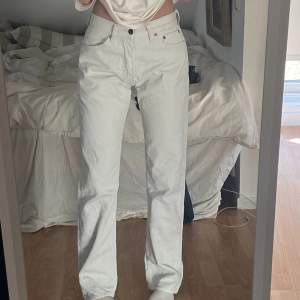 Levis jeans, ribbade, i bra skick, perfekt längd på mig som är 161cm, perfekta till sommaren 