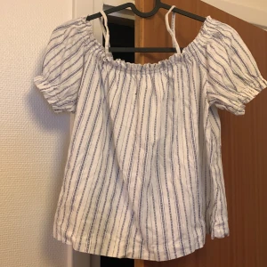 Sommar topp  - En vit topp med blåa sträck på