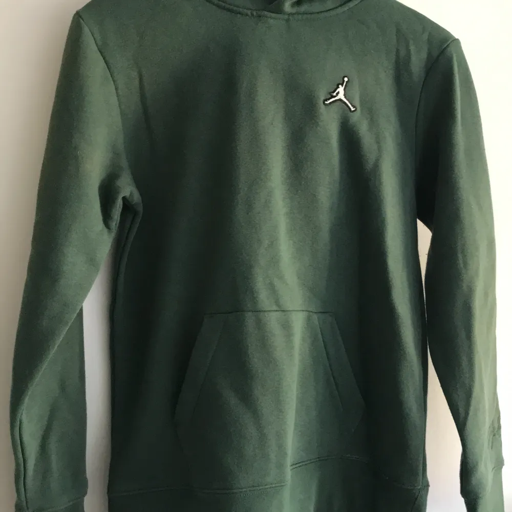 Grön Jordan hoodie, i fint skick oanvänd! 😀. Hoodies.