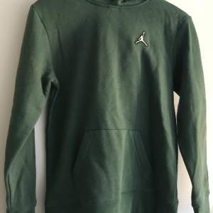 Grön Jordan hoodie, i fint skick oanvänd! 😀