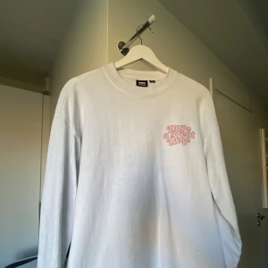 Dr denim tröja  - Säljer helt ny dr demin långermad finns ej att få tag på längre ny pris 700kr perfekt till sommaren storlek M skriv för mer info☁️