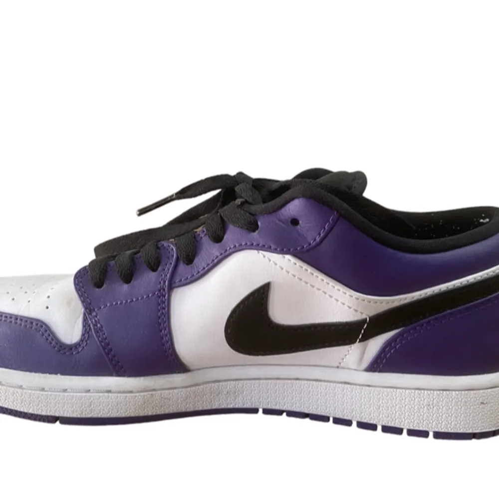 Nikes Jordan 1s low, färgen är lila. Använda men inte slitna, säljer skorna eftersom de är för små. Skorna är ungefär ett år gamla, men knappt använda pga storleken. Ett par lika Jordans i nyskick kostar 2200kr därav säljer jag dessa för 1400kr. Skor.