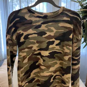 Militärfärgad tröja från Gina tricot i storlek S