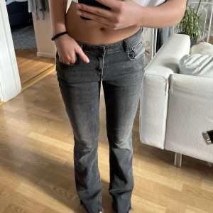 Diesel jeans  - Säljer ett par sååå snygga grå jeans från diesel! Så populära och finns inte att köpa längre🥰 Köpte för 1500kr på deras hemsida och säljer nu för 850kr💓Storlek 28 så lite oversized på mig som har 36, längden är 32 så långa på mig som är 170💕