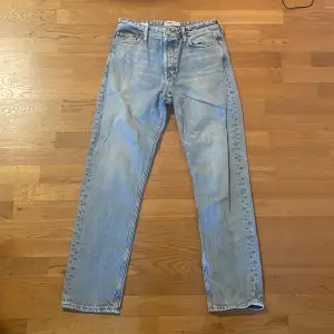 Ljusblåa jeans från Jack&Jones i storlek 29/32 med passform loose. Ordinarie pris var ca 500kr. De ser skrynkliga ut pga att de legat ihopvikta över 2 år.