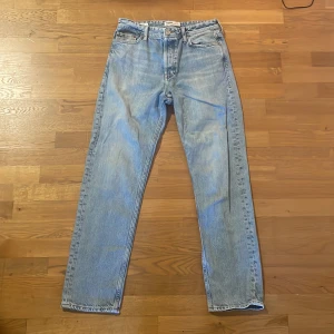 Jack&Jones ljusblå Jeans - Ljusblåa jeans från Jack&Jones i storlek 29/32 med passform loose. Ordinarie pris var ca 500kr. De ser skrynkliga ut pga att de legat ihopvikta över 2 år.
