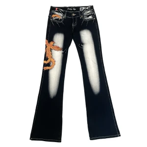 Crazy age jeans - helt nye og ubrukte low rise bootcut jeans fra crazy age i størrelse 36, passer xs-s. <33 med rhinestones og dragemotiv på, selges fordi de ikke passer meg:( lapp fortsatt på