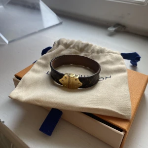 Louis Vuitton Armband  - Säljer mitt Louis Vuitton armband. Tyvärr kommer det inte till användning så mycket längre. Men det är såå fint på❤️‍🔥❤️‍🔥❤️‍🔥