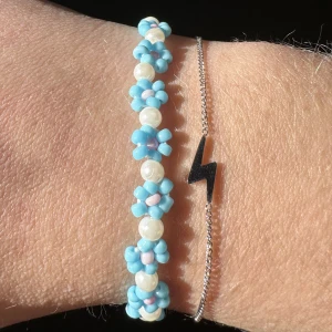 Armband - Tillverkar egna armband i alla färger. Gör i andra modeller och färger om så önskas. Armbandet är gjort av elastisk tråd och har ett knäppe på baksidan🩵 49kr/st, vid köp av 2 st= gratis frakt🩵