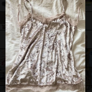 Topp - En fin topp i rosa/lila ish färg med sammet material från Encuentro❣️  Nästan aldrig använd och bra skick❣️ 