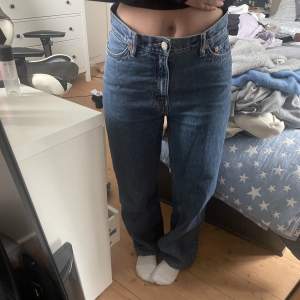 Blåa loose jeans med medelhög midja, i storlek 26/30. Använda någon enstaka gång. Originalpris: 590 kr. Säljer även i svart