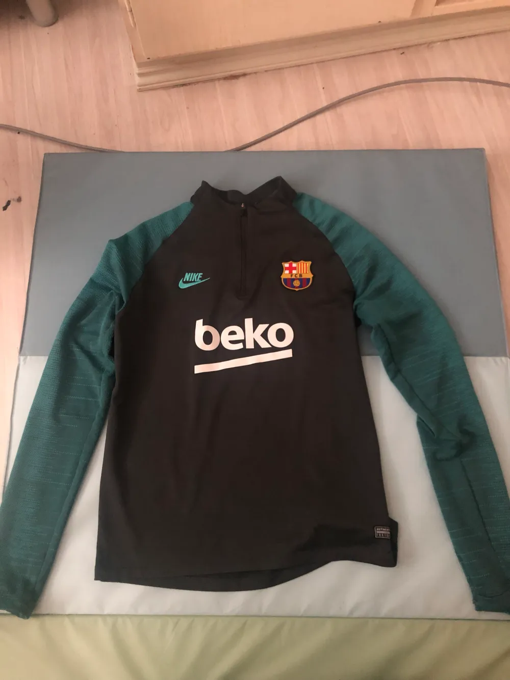 Barcelona tröja i storlek XL barnstorlek För 125Kr kvalitet är jättebra då den är använd några gånger bara, passar även xs. Hoodies.