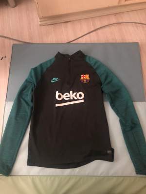 Barcelona tröja i storlek XL barnstorlek För 125Kr kvalitet är jättebra då den är använd några gånger bara, passar även xs