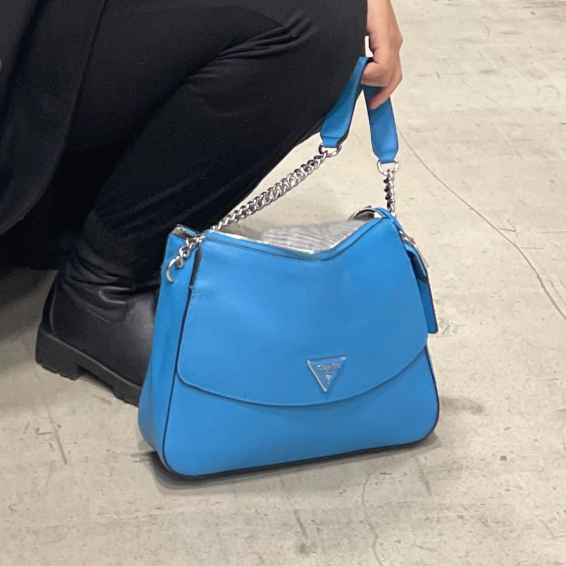 Guess turkos väska - 38