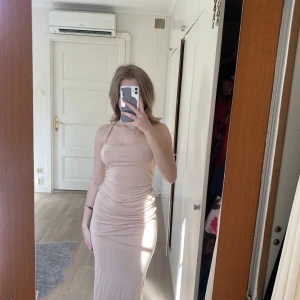 långklänning - beige lång klänning från shein. nypris 110. 