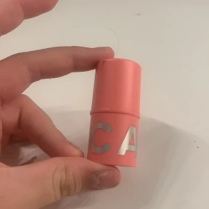 Caia blush - Caia blus använt fåtall gånger vill byta emot läppena ifrån caia helst 2 men beroende på vad för färg kanske 1 går att köpa för 140kr annars❤️❤️ färg cotton candy 