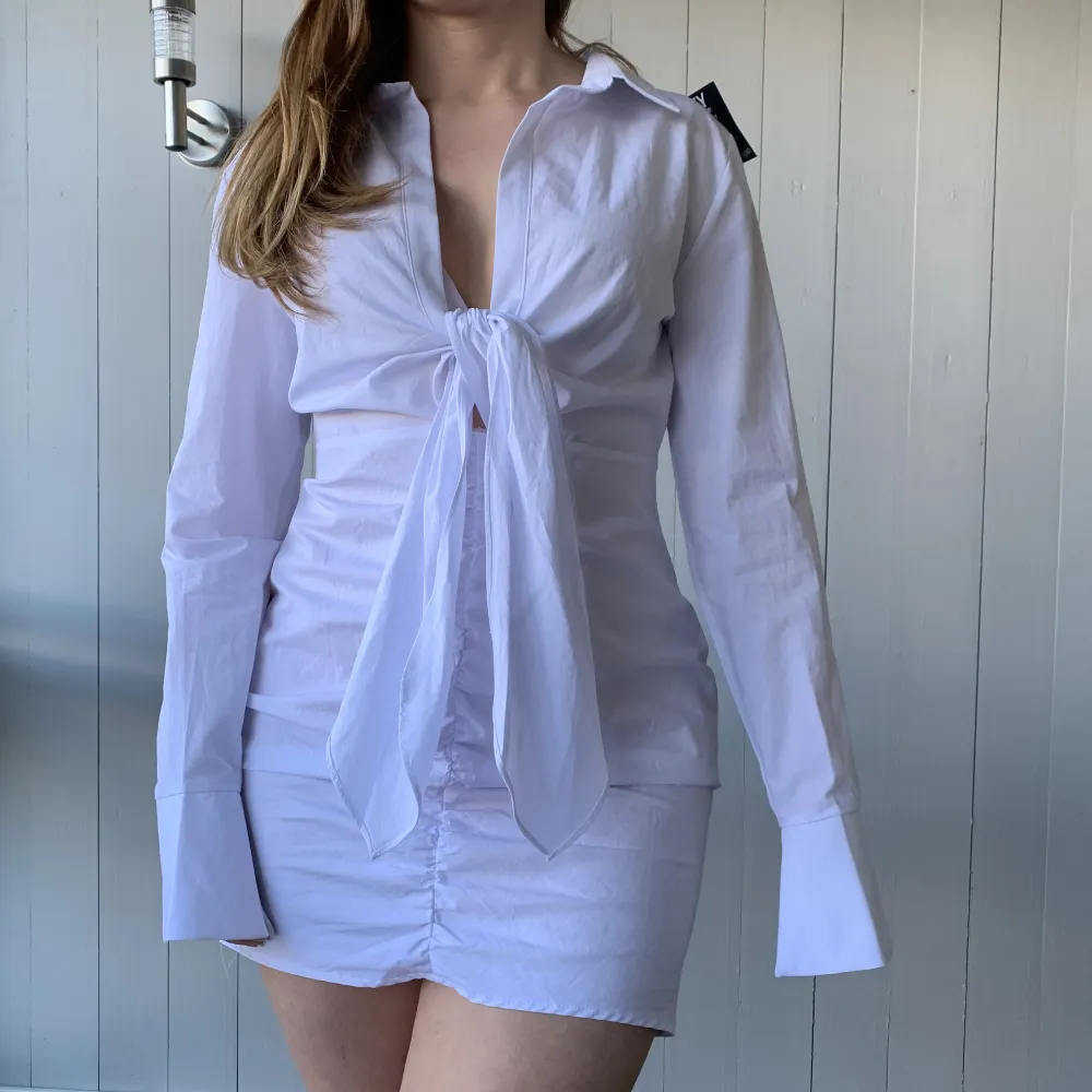 En supersnygg skjortklänning som är helt oanvänd med prislapp kvar, köpt från nelly 🌸perfekt till studenten, storlek 38 😊 köparen står för frakt. Klänningar.