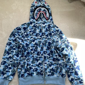 Bape hoodie  - Tjo säljer nu en bape hoodie i storlek M för 800kr har använt den bara några gånger!!