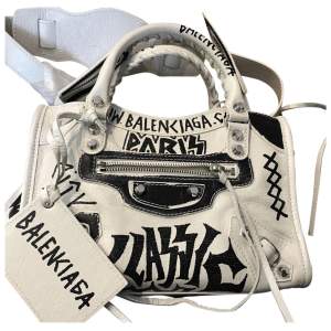 Intressekoll sjukt snygg Balenziaga väska!! Från deras limited graffiti collection, helt slutsåld och svår att få tag i!!  Kvitto, dustbag och äkteheysbevis medföljer Nypris över 18.00  Väskan är använd men i väldigt bra skick  