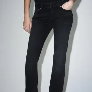 zara bootcut svarta jeans. använda två gånger, bilder kan skickas privat